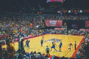 九游平台网站 -F1赛车赛场焦点！德国队对阵法国队，激战正酣，豪门对决再度上演